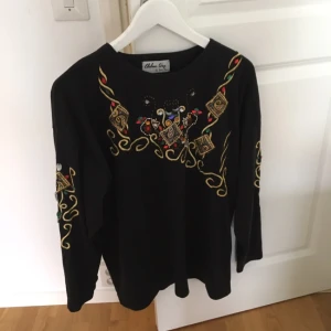  - Fin svart långärmad med glitter och stenar, köpt secondhand med inköpspris på 200 kr. Strl L men sitter snyggt oversized.