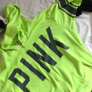  - En neongul hoddie tröja ifrån Pink! Den är oversized, och den går till mitten av låren. 