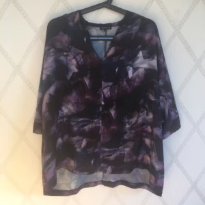  - Snygg blus från Stockholm LM. Saknar skärp och finns några smårevor i tyget.  Frakt tillkommer. 