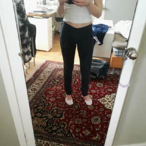  - Supersnygga skinny-fit byxor från Roxy. Väldigt sköna att ha på sommaren! Kan mötas upp i centrala Stockholm eller posta (köparen betalar frakten). 