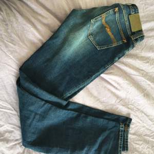 Klassiska Nudie jeans. Knappt använda. Modellen har medelhög midja, och tight fit. Kan mötas upp i Stockholm, annars betalar köparen frakten. 