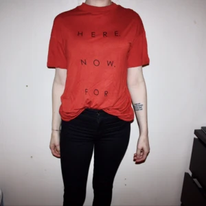  - Orange t-shirt från H&M. Helt oanvänd. Väldigt stretchigt och skönt tyg. Storlek small.

Frakt kostar 30