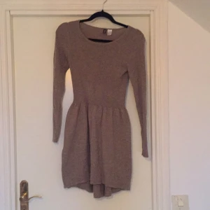 - Finstickad mörkbeige klänning från H&M. Klänningen är något längre där bak, med fint fall. 