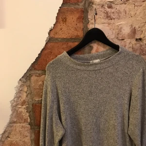  - Mjukaste tröjan jag haft i hela mitt liv. Köpt på kubus, är i storlek large men ville självklart ha dem i oversized. Den har töjt sig lite, men sitter fortfarande snyggt. Om inte annat bästa presenten till den som gillar att mysa runt hemma! 