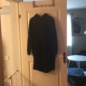  - Lång hoodie från hm, aldrig använd då den är för liten för mig! Kan skickas, men då får köparen stå för frakten! 🌸  Har swish 