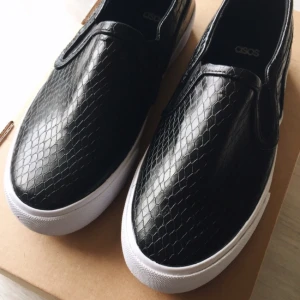  - Väldigt snygga, helt oanvända, NYA sneakers med snakeprint från Asos. Säljes pga lite för stora. 