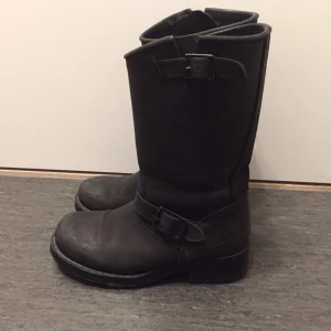  - Säljer ett par svarta Johnny Bulls! De är i fint skick! 