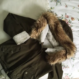  - Varm fodrad jacka i militärgrönt med fin tät fakepäls
Från sheinside
Passar XS-M
Fraktkostnad tillkommer 