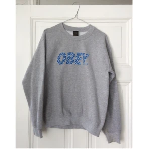  - Collegetröja i mycket bra skick, använd ett fåtal gånger. Bra passform och len insida. Köpt på Urban Outfitters. Nypris ca 950:-