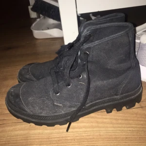  - Palladium skor storlek 38