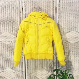  - Gråter gråter gråter !!!!... att jag ej kommer i denna som jag vill längre :---( Jag har ALLTID velat ha en gul dunjacka till midjan med luva och så hittar jag den och rockade sönder den i månader tills ... det inte gick längre 😭 Den är verkligen så skön och perfect fit för XS-S.    FRI FRAKT 💌   FÖREDRAR SWISH ❗❗❗