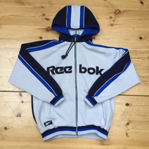  - Köpt på humana, använd 1 gång pga lite för stor för min smak. Dock riktigt cool på den som älskar oversize och track suits! 