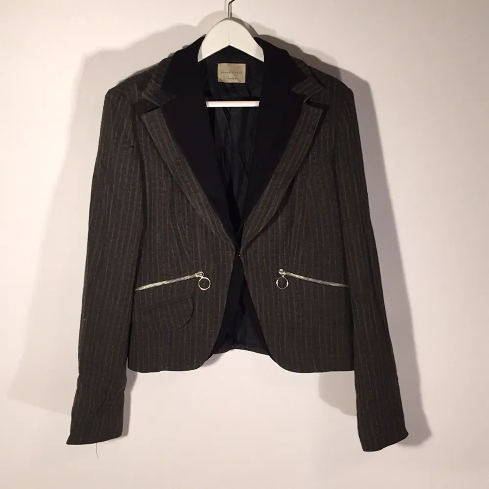 Blazer with double flip effect on the front. Fabric has subtle shining threads. Bought in Italy. Kostymer.