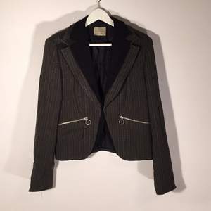 Blazer with double flip effect on the front. Fabric has subtle shining threads. Bought in Italy