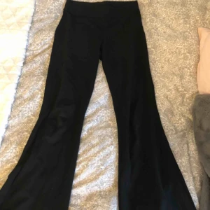 - Svarta bootcut mjukisbyxor🥰 Super sköna att ha på sig och bekväma i midjan! De är i gott skick då jag nästan aldrig använt dom, alla plagg tvättas innan de fraktas och köparen står för frakten💕