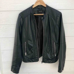  - Jackan är egentligen i storlek M men den är liten i storleken och passar därför XS-S istället. 100kr + frakt 