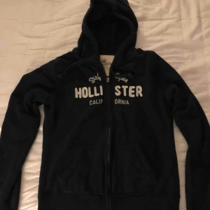  - Jätte skön luvtröja marinblå, fint skick. 