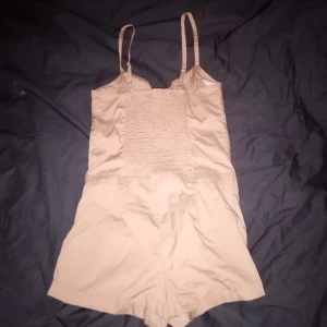 Biegea byxlinne - Vet inte vad dom Kallas för men dom sitter ihop med varann iaf shorts plus linne.. Väldigt sexig på. Men för liten på mig. 