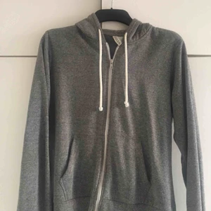  - Snygg mörk grå munk tröja. Ser ut som ny!
