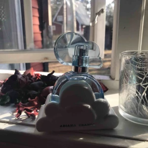  - Ariana Grandes Cloud parfym, har fått den i present och tycker inte om så säljer den. Helt oanvänd såklart!