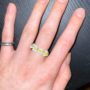  - Jättegullig ring som är egengjord, och som passar perfekt nu till våren/sommaren🌸 Frakt ingår i priset!🥰