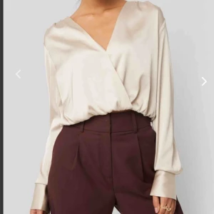  - 🌿Måste nu, pga platsbrist, sälja en stor del jättefina kläder, väskor och skor. Bra pris och mycket är i nyskick*  🌿Skickas billigt över hela Sverige (ca 18-36kr frakt) eller lämnas över i centrala Göteborg      