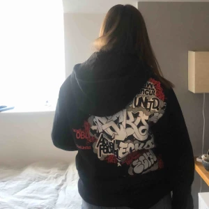 - Ball hoodie med coolt backprint på ryggen! Använd en gång, i toppskick! Står medium i men passar både S och M. Kör budgivning till kl 23:59 på onsdag 25/3!  