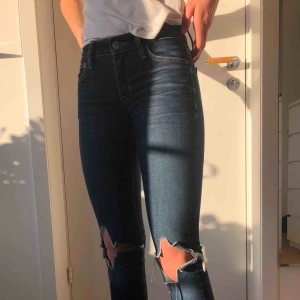 - Nu säljs dessa fina bootcut byxor med hål på båda knäna. Byxorna är i storlek 25/33 och passar mig som har storlek XS/S. Byxorna kommer från crocker jeans. 😌