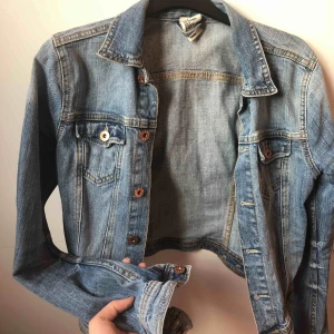 Jeansjacka - Väldigt bra skick! Använde mycket i sommar men vet inte hur gammal den är. Normal i storleken, jag har vanligtvis 36/38. Rättvis färg se bild 3. Inkl. Frakt