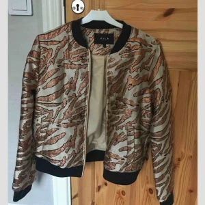  - Jacka från Vila, knappt använd. 