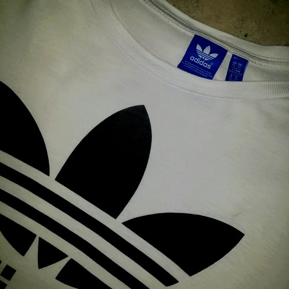 Vit Adidas T-shirt köpt på Adidas i sthm.   Använd och tvättad 1 gång så den är helt ny i princip. Storlek XL. Pris; 170kr. T-shirts.