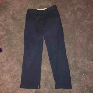  - Snygga dickies flex byxor, dom e luftiga o pösiga. Bra att skejta i. storleken är W29 L30 och skicket är 7/10