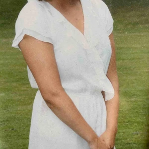  - Jumpsuit med korta ben (shorts). Endast använd halva studentdagen och aldrig mer sedan dess. Lappen med storlek är bortklippt men passar mig som är 180cm lång och oftast bär storlek L. Skickas spårbart och fraktkostnad på 63kr tillkommer 💝