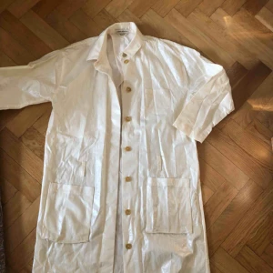  - Vit kappa i plastliknande material från Carin Wester. Använd va 2 ggr, men är lite skrynklig bara. 