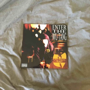  - Wu-Tang Clan vinyl som är jättebra, dock inte riktigt min musiksmak längre så säljer den🥺🥺 priset kan diskuteras, vinylskivan funkar helt o hållet. 