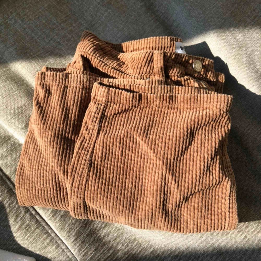 Ett par bruna manchesterbyxor från Weekday! Har använts några gånger men är i bra skick👍🏽. Jeans & Byxor.