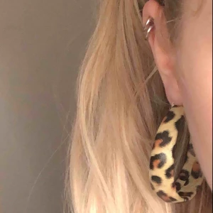  - Fina örhängen med leopard mönster, bra skick och har knappt använts. Frakt 11kr