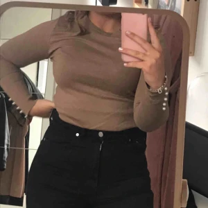  - Beige stockad tröja med pärm detaljer Så snygg och så skön! Fraktar eller möts upp i Stockholm  Skriv vid intresse eller frågor :)