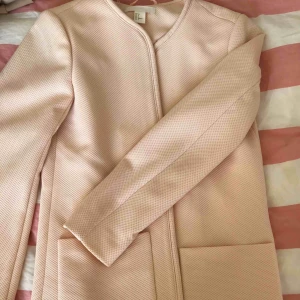  - Skitsnygg ljusrosa kappa från H&M, använd EN gång till en avslutning, annars har den bara hängt i garderoben. Köpt för 499kr.  