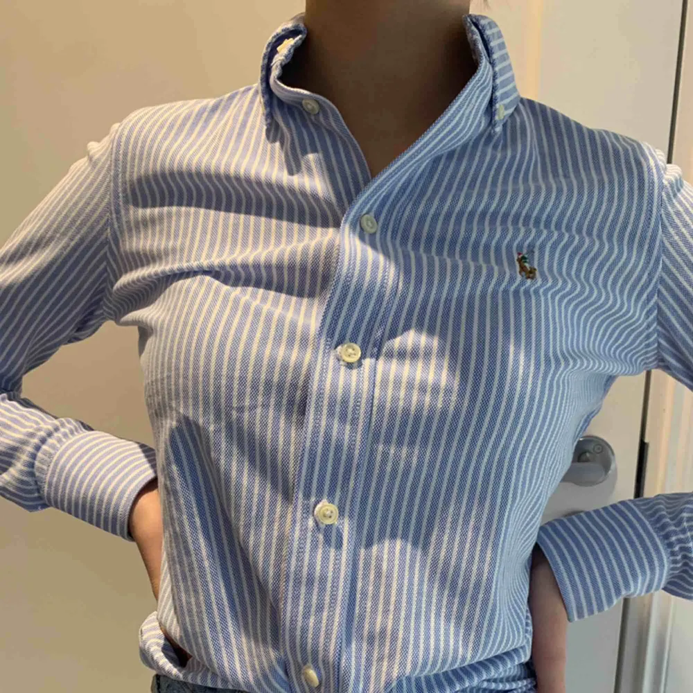 En helt oanvänd (lapp kvar) Ralph Lauren blå/vit randig skjorta. Jätte fint skick eftersom har aldrig använt den. Och materialet är lite linne inspirerat, och är slimfit. Skjortor.