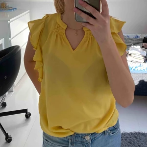  - Oanvänd blus från Vero Moda, med korta volang ärmar och och en liten v-ringning fram