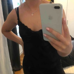  - svart spets linne ifrån Bik bok, storlek XS