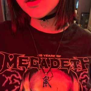  - Halsband med kinesiskt tecken/symbol?🤔 någonting iallafall men använder de knappt🦠