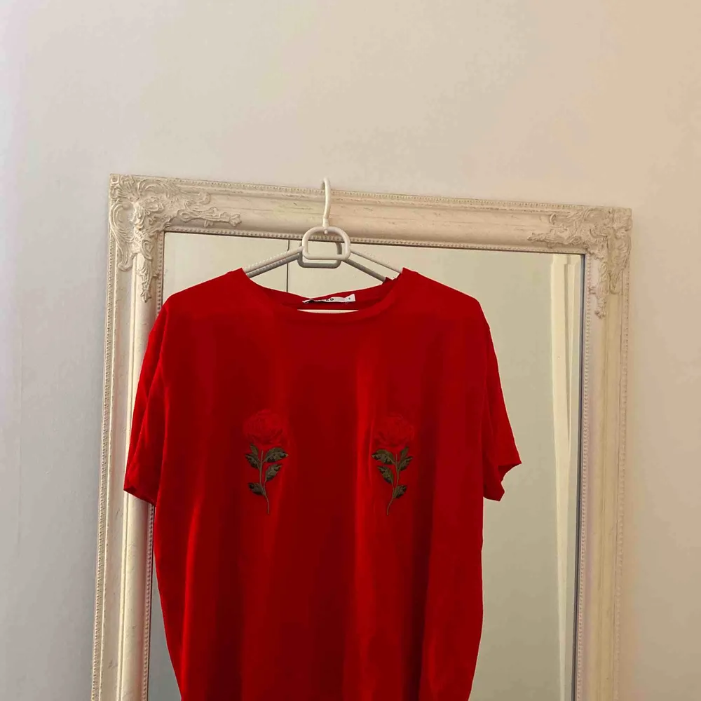 Röd t shirt från nakd, aldrig använd och prislappen är kvar, frakten ingår i priset . T-shirts.