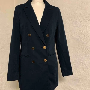  - Helt oanvänd kavaj , mörkblå me guldknappar !  Strl,38