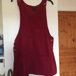 Röd fin ”hängsle” klänning från Pop Boutique. Storlek 3 men skulle säga att det är en M 
