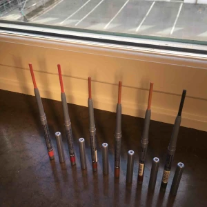  - Lip linet från Viva La Diva...Nästan nya men bara använd fåtal gånger. Tillverkad i Frankrike. Nr1 från höger.......1 är alltså den mörkaste. Blev lite dåligt ljus men från höger är det först:midnight,Pink Brown,nude Brown,Granberry,fuchsia,soft Pink. 