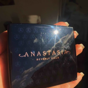  - Säljer min bronzer från Anastasia då den är fel färg för mig, använt den knappt 4 gånger! Köpt för 375:- på kicks 🥰 Frakt ingår i priset!