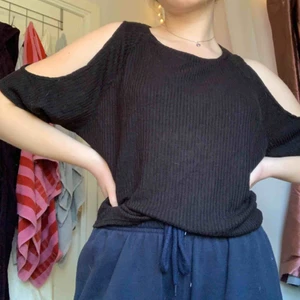  - Svart topp med cut-outs runt axlarna. Köpt från HM. Storlek M men passar S också! 