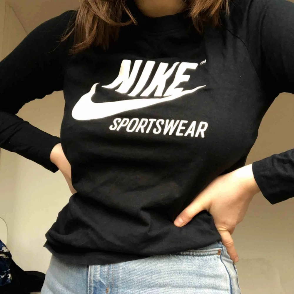 Nike Sportswear långarmad tröja. Super fin, knappt använd. Skriv vid frågor! . Hoodies.